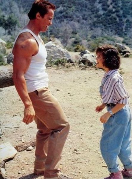 Arnold Schwarzenegger & Alysa Milano in Comando